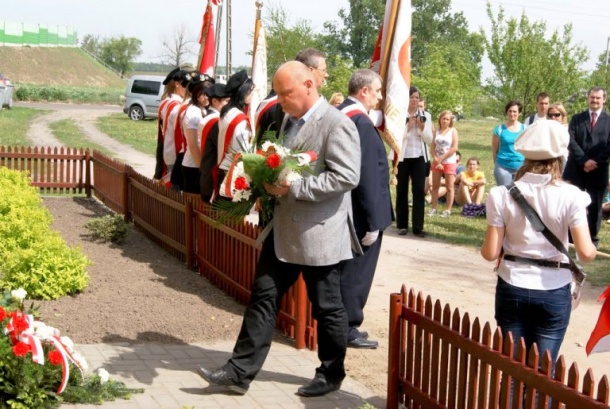 W imieniu senatora Błaszczyka wiązankę złożył Paweł Markiewicz 